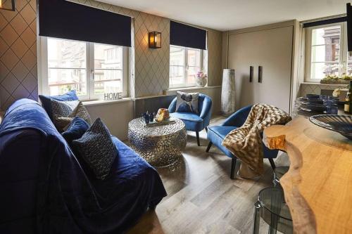un salon avec un canapé, des chaises et une table dans l'établissement Petit & authentique hyper centre, à Strasbourg