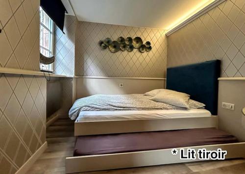 une petite chambre avec un lit dans une pièce dans l'établissement Petit & authentique hyper centre, à Strasbourg