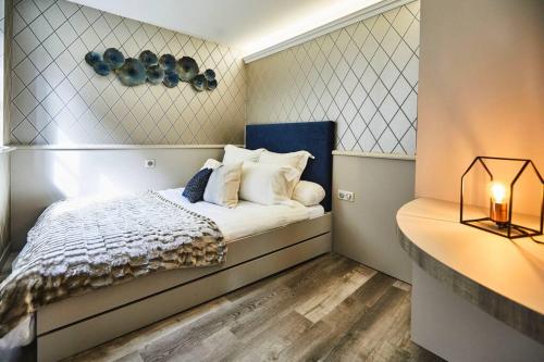 - une petite chambre avec un lit et une lampe dans l'établissement Petit & authentique hyper centre, à Strasbourg