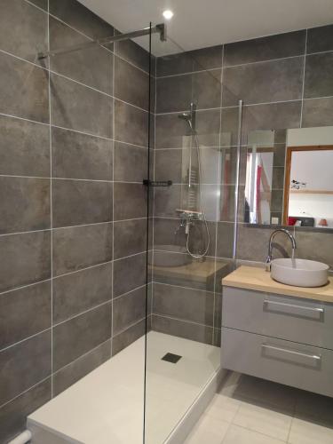 une salle de bain avec douche et lavabo dans l'établissement La Fruitière d'Arith, à Arith