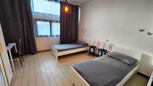 - une chambre avec un lit, une fenêtre et une table dans l'établissement AK Homes, a due passi da Orio, à Azzano San Paolo