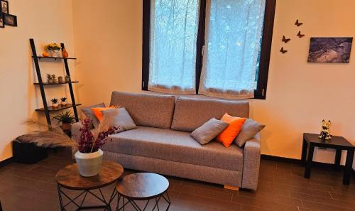 a living room with a couch and a table at AK Homes, a due passi da Orio in Azzano San Paolo