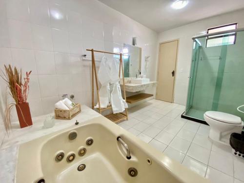 Bilik mandi di Porto Forte Pousada