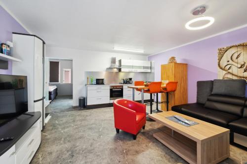 a living room with a couch and a table at Ferienhaus Zeulenrodaer Meer in Stelzendorf