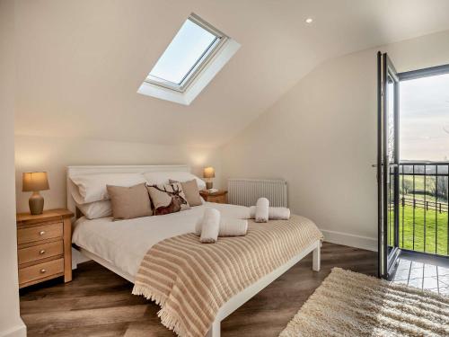 - une chambre avec un grand lit et une fenêtre dans l'établissement 3 Bed in Damerham 93357, à Damerham