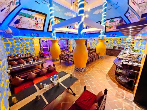 una vista panoramica su un ristorante con divani e tavoli di Afno Ghar Temple Resort a Dhangarhi