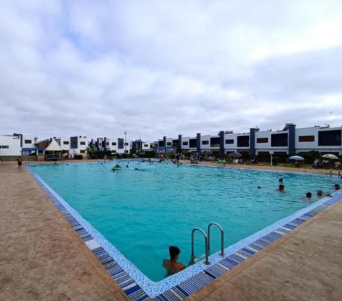 una gran piscina con gente en el agua en Villa Bahia, en Casablanca