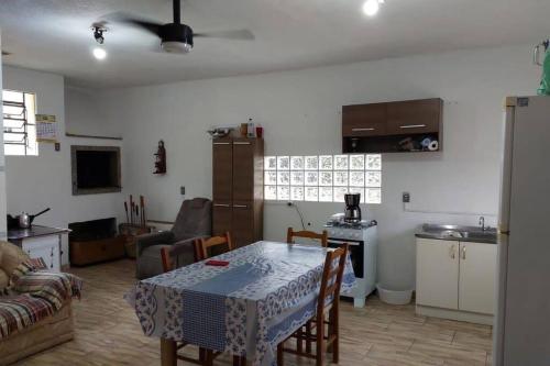 un soggiorno con tavolo e cucina di Recanto do Descanso a Caxias do Sul