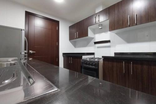 Kitchen o kitchenette sa Skyline Suites-Aventura de lujo