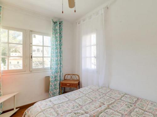 雷以桑布爾的住宿－Bel appartement près de la mer aux Issambres，一间卧室设有一张床和两个窗户。