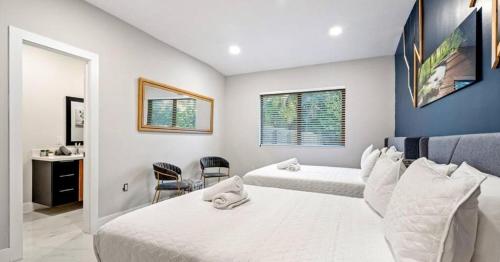 Cama o camas de una habitación en Sunny Isles Beach Luxury Property by Glam Homes