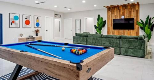Una televisión o centro de entretenimiento en Sunny Isles Beach Luxury Property by Glam Homes