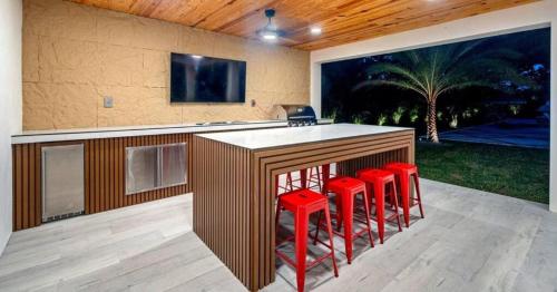 Una televisión o centro de entretenimiento en Sunny Isles Beach Luxury Property by Glam Homes
