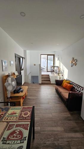 een woonkamer met een bank en een tafel bij El Nido Agaete in Agaete