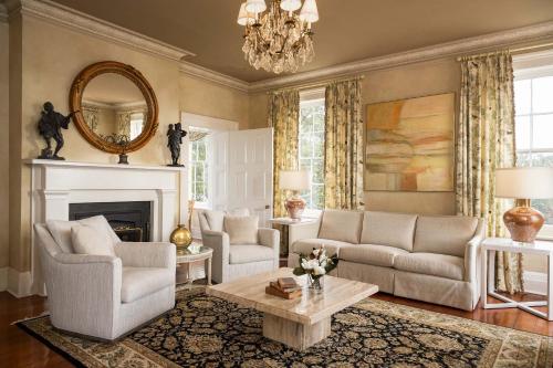 sala de estar con sofá y mesa en The Jasmine House en Charleston