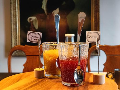 two glasses and spoons on a table with drinks at La Thérèsienne in Pleines-Oeuvres