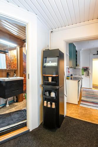 ヘルシンキにあるThe Mäkkylä Escape - Perfect for 2 with sauna look and optional Hot Tubのキッチン(冷蔵庫付)が備わる客室です。
