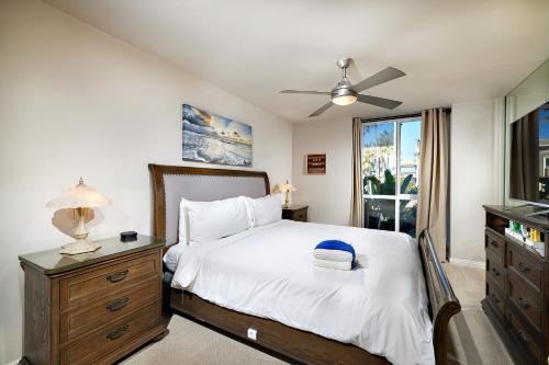 1 dormitorio con 1 cama, vestidor y ventana en D205 - Serenity Hideaway en Oceanside