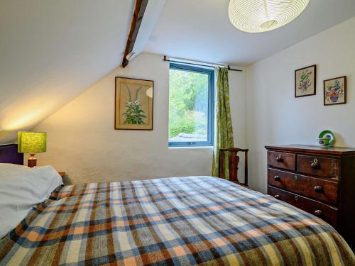 a bedroom with a bed and a window at 3 Bed in Capel-y-Ffin 93362 