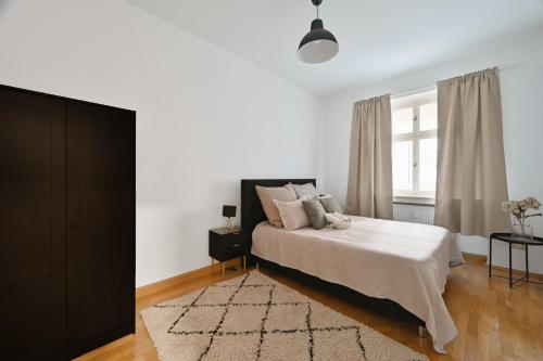 ein weißes Schlafzimmer mit einem Bett und einem Fenster in der Unterkunft Goodliving Apartments mit Netflix Büro und Parkplatz in Essen