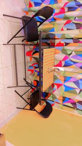 una habitación con una pared con una pared colorida en Seïf Industry, en Ouagadougou
