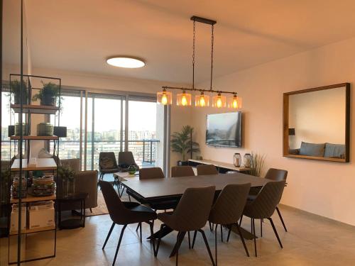 comedor con mesa y sillas en Brand New 3 Bedroom Apartment in Shalem Tower, en Jerusalén