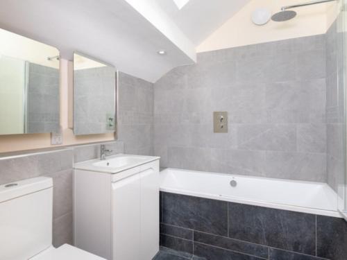 uma casa de banho com uma banheira, um lavatório e um WC. em 3 Bed in Askham 93429 em Askham