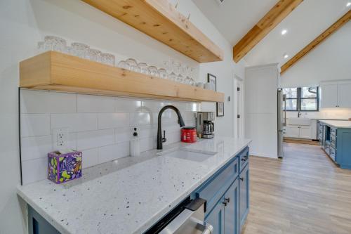 Η κουζίνα ή μικρή κουζίνα στο Waterfront Flippin Retreat with White River Access!
