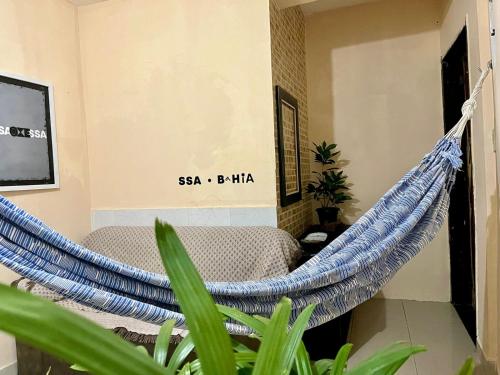 a hammock in a room with a bed at Carnaval de Salvador no coração da Sereia - Ondina in Salvador