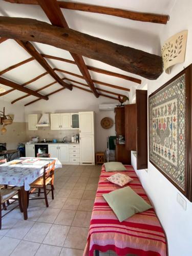 una cucina e una sala da pranzo con tavolo di Stazzo Isola Rossa di Gallura a Trinità dʼAgultu