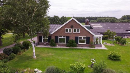 een luchtzicht op een huis met een groene tuin bij De Mast bij Fort Vechten on the countryside & close to Utrecht in Bunnik