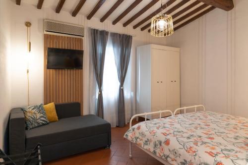 ein Schlafzimmer mit einem Bett, einem Stuhl und einem Fenster in der Unterkunft La Casa di Emilia in Florenz
