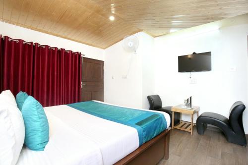 a bedroom with a bed and a red curtain at OYO Hotel Sai Stay Inn in Chhota Simla