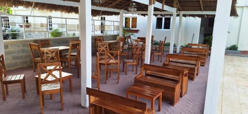 Arroyo El Cabo的住宿－Habitat Business Center，庭院里一排木桌和椅子