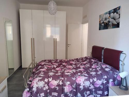 1 dormitorio con 1 cama con manta morada en Toni di Rosa, Tavullia centro en Tavullia
