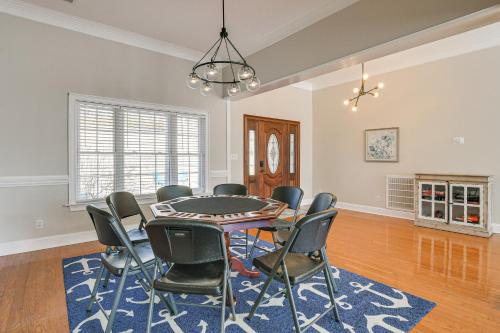 Ruang duduk di Lake Hartwell Getaway with Private Dock and Fire Pit!
