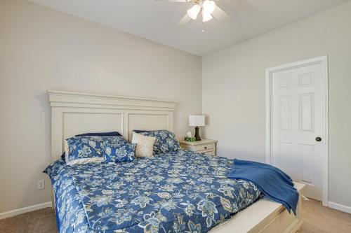 Katil atau katil-katil dalam bilik di Lake Hartwell Getaway with Private Dock and Fire Pit!