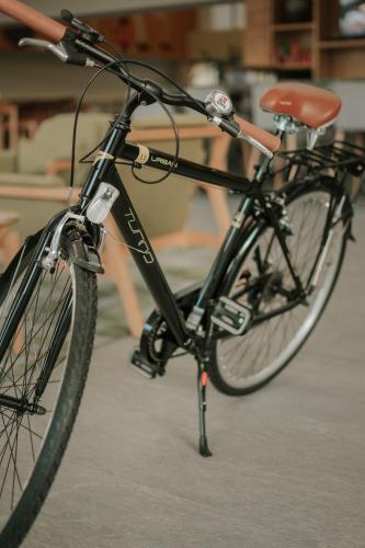 a black bike parked on the floor in a room at Gran Hotel Concordia in Irapuato