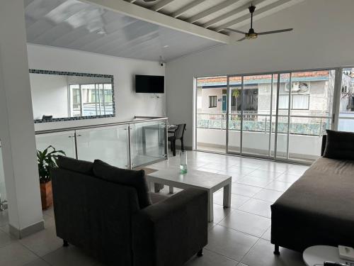 ein Wohnzimmer mit einem Sofa und einem Tisch in der Unterkunft Hotel Puerto Azul in Puerto Berrío