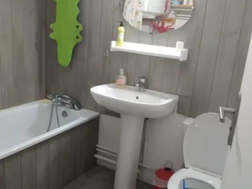 une petite salle de bain avec un lavabo et des toilettes dans l'établissement Appartement T2 avec parking à Courseulles-sur-Mer - FR-1-746-10, à Courseulles-sur-Mer