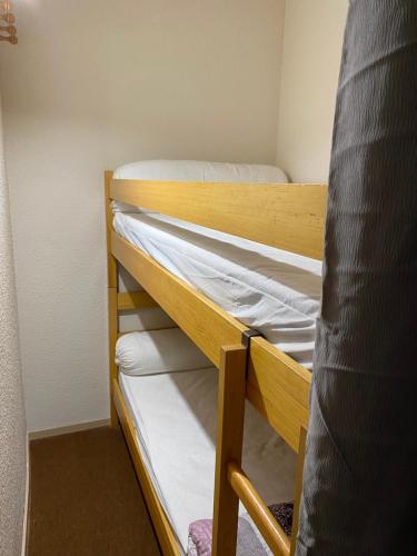 Tempat tidur susun dalam kamar di Bel appartement 4 à 6 couchages au pied des pistes à Superbagneres