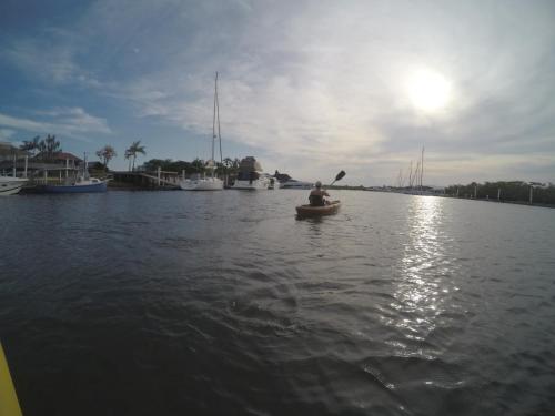 a person in a boat on a body of water at Casa de praia com piscina para 10 pessoas in São Francisco do Sul