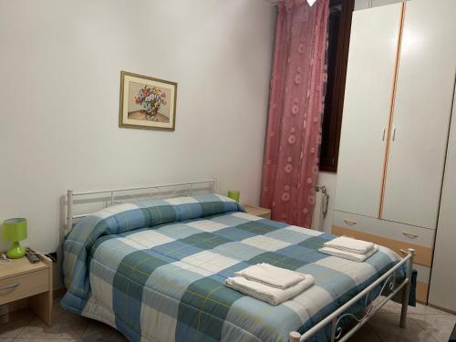 een slaapkamer met een bed met handdoeken erop bij CA, BOTTE in Venetië