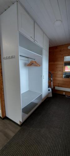 duża biała szafka w pustym pokoju w obiekcie Hallan Alpit A mökki w mieście Hyrynsalmi