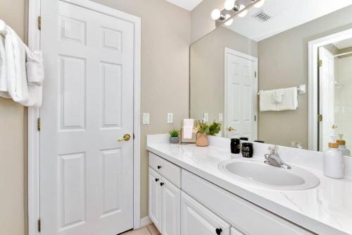 Lakeview Luxury Oasis photo 29