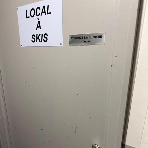 un panneau sur la porte d'un casier dans l'établissement Studio situé au pied des pistes de LaBresse, à La Bresse