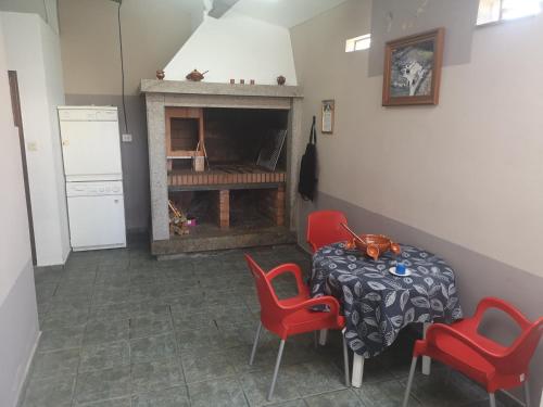 的住宿－Casal de Perros，客房设有桌椅和壁炉。