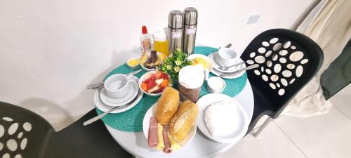 une table avec une plaque de nourriture dans l'établissement Pousada Peromar, à Maragogi