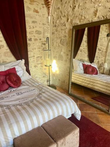 Ένα ή περισσότερα κρεβάτια σε δωμάτιο στο Cozy flat in castle near Fontainebleau - 10 min