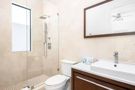 Salle de bains dans l'établissement Private Pool Villa, Long Bay Beach with VIP Extras